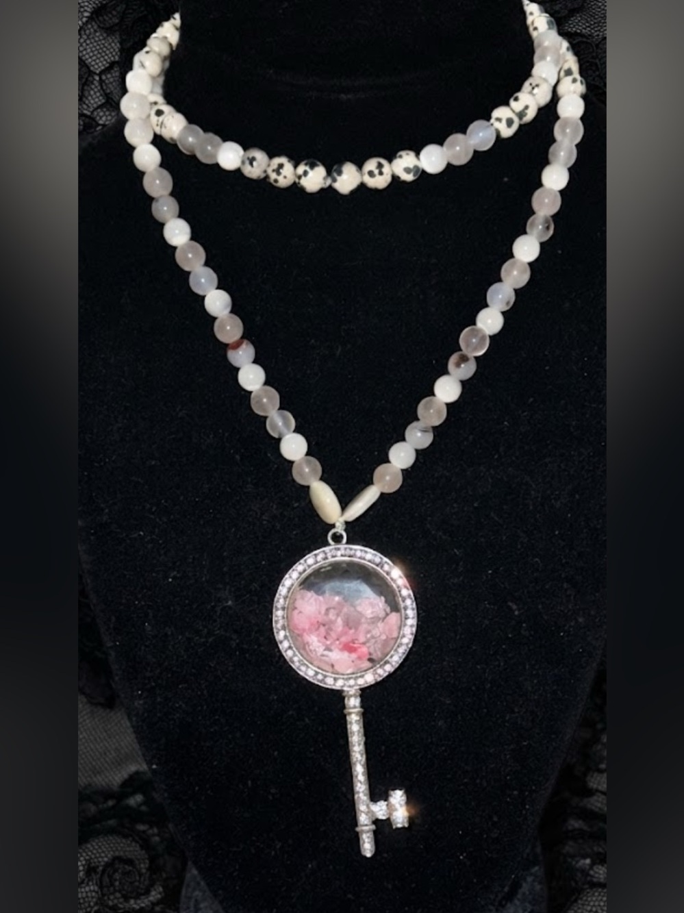 Pink Roses And Pearl Stretch Necklace (Rose Quartz, MOP, Flower Agate) - Picture 3 of 3